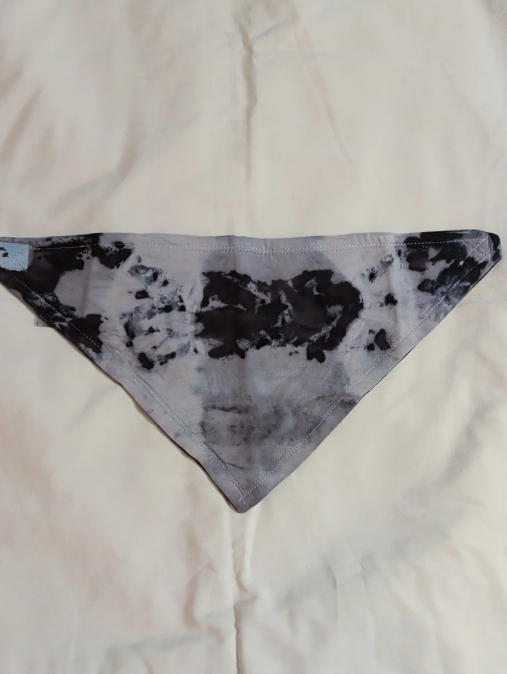 NWOT Tie-Dye Triangle Pet Bandana / Baby Bandaid Bib in Black And Gray